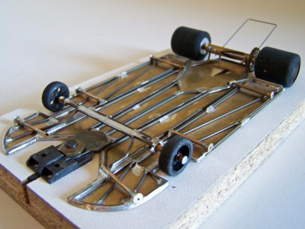1110-A
No-rules anglewinder chassis using 0.010 brass plate backed with 0.047 wire, adaptable to custom fit a particular body. Torsional side pans and a narrower center guide section.