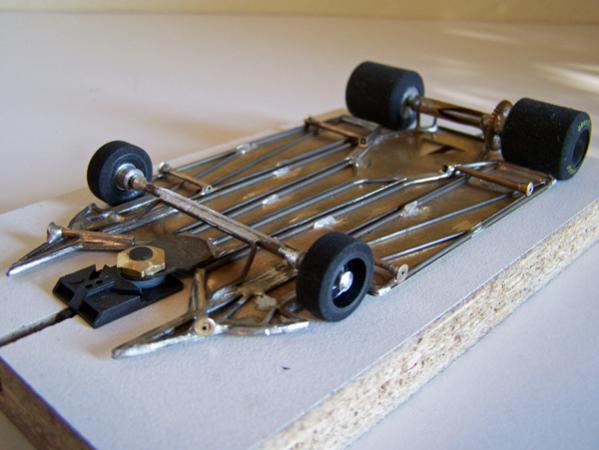 1110-B
Ret-ro anglewinder chassis using 0.010 brass plate backed with 0.047 wire, adaptable to custom fit a particular body. Torsional side pans and a narrower center guide section.