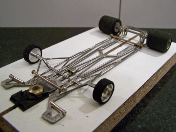 A205
No-rules in-line open-wheel chassis, all-wire chassis with a separate center-guide section and using F7-type motors.