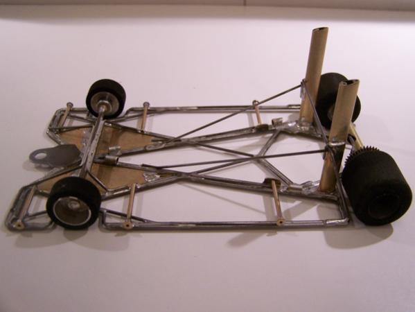 1211-26D
Nostalgia scratchbuild; modified 1203/1211-design, all-wire frame with suspended brass pans, with a 26D anglewinder drive; also uses chassis mounted wing supports for a Chaparral 2F body.