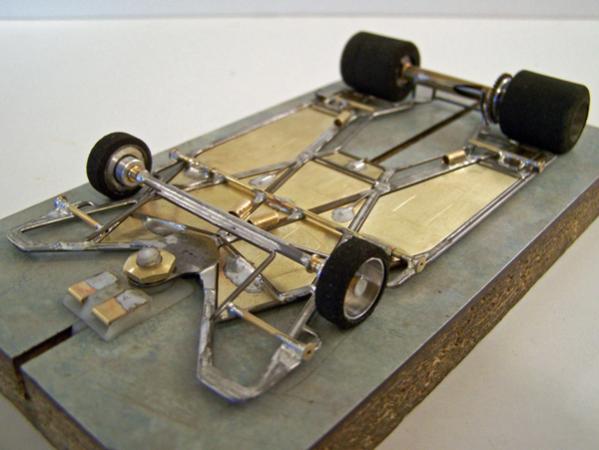 1211-B
Ret-ro anglewinder rules modified 1203-design chassis; all-wire frames with suspended brass pans.