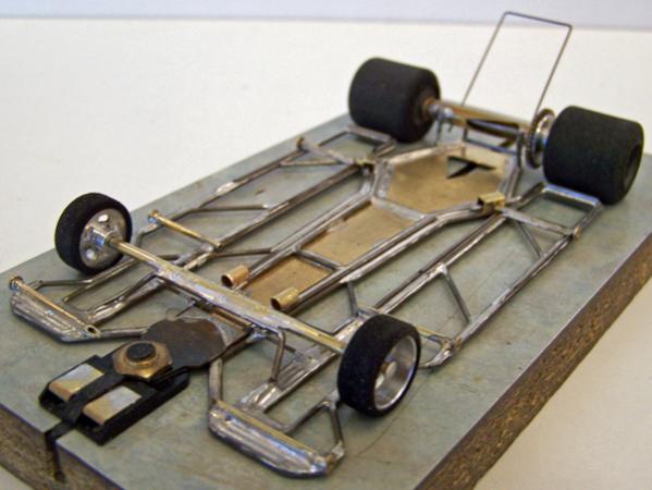 1301-B
Ret-ro rules anglewinder (modified), adaptation of 1213-design, using two construction methods (hybrid-build technique); all-wire outer frames with torsional wire side pans, and separate torsional motor-center-guide section built using 0.010 brass sheet backed with 0.047 wire.