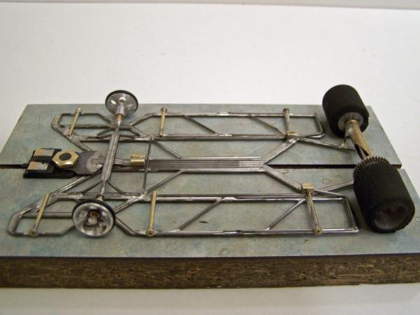 1215
Third all-wire no-rules chassis (no brass plate or sheet); based on the 1205/1208/1210-design progression (but first to incorporate separate center-guide section); torsional wire side pans, and separate torsional center-guide section built to be as narrow as possible using only four side-by-side pieces of 0.047 wire; anglewinder drive.