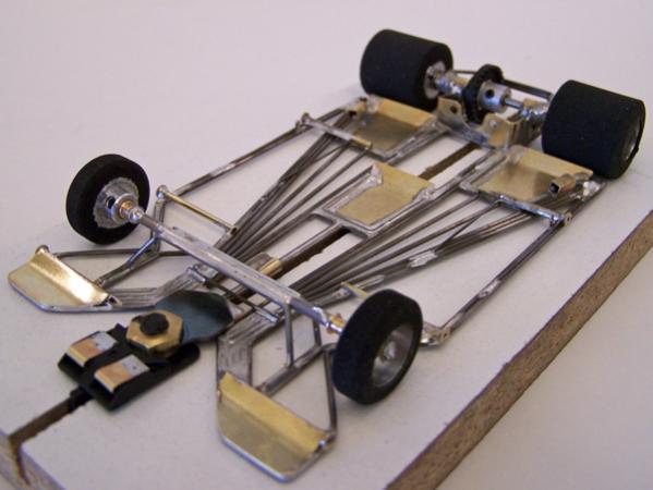 1212
Ret-ro rules in-line version of 1004-R chassis; tapered wire frame with torsional wire side pans, and separate torsional center-guide section; incorporates three 0.010 brass sheet backed with 0.039 wire pans.