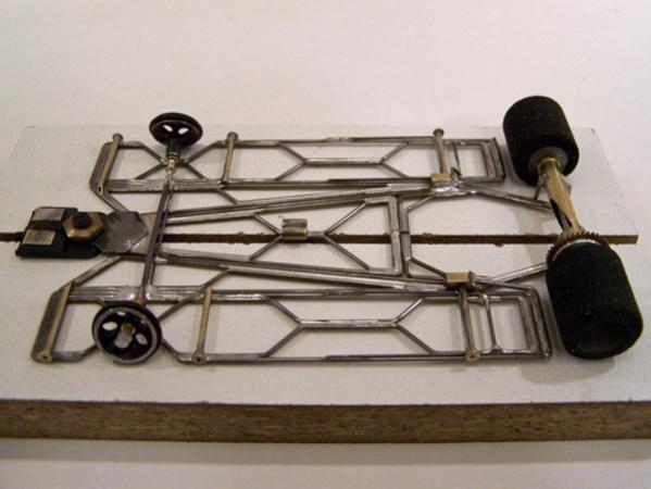 1218-A
Fourth all-wire no-rules chassis (no brass plate or sheet) with inner and outer torsional wire side pans, and a separate center-guide section with torsional inner sections (wire version of H cut); anglewinder drive.