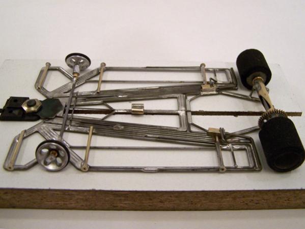 1219-A
Fifth all-wire no-rules chassis (no brass plate or sheet); first chassis using damper main rails, with a separate center-guide section with torsional inner section (wire version of H cut) also attached to the damper rails, and inner and outer torsional wire side pans; anglewinder drive.