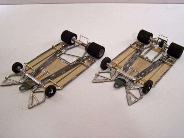 1306m-B & 1306m-C    ( L -  R )
Ret-ro rules anglewinder (-B version) and in-line (-C version), modification of 1306-design, using two construction methods (hybrid-build technique); all-wire frame with damper main rails, separate center-guide section attached to motor box with torsional inner section (wire version of H cut) made of 0.010 brass sheet backed with 0.039 wire, and torsional 0.010 brass sheet backed with 0.039 wire inner side pans and wire outer side pans; all-wire front wings modified to taper inward allowing use of bodies with narrower front ends (specifically TSR Marcos Mantis).