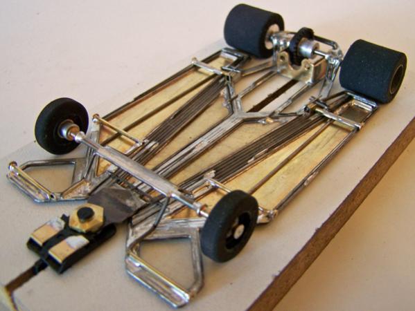1309-C
Ret-ro rules in-line, adaptation of 1224-design, using two construction methods (hybrid-build technique); all-wire frame with damper main rails; separate torsional center-guide section attached to motor box built to be as narrow as possible using only four side-by-side pieces of 0.047 wire, with torsional flanking pans made of 0.010 brass sheet backed with 0.039 wire (wire version of double-V cut); torsional 0.010 brass sheet backed with 0.039 wire inner side pans and perimeter wire outer side pans.